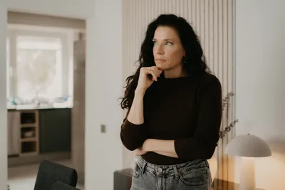 Caroline zu Hause nachdenklich vor dem Esstisch