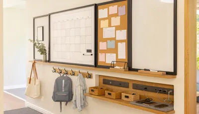 Eine übersichtliche Familienzentrale mit Kalender, Pinnwand und Aufbewahrungsmöglichkeiten. Dieser wunderschön gestaltete Bereich steigert die Produktivität.